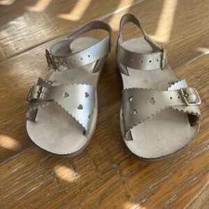 Sun San- Girls Metallic Heart Cutout Buckle Sandals - Silver